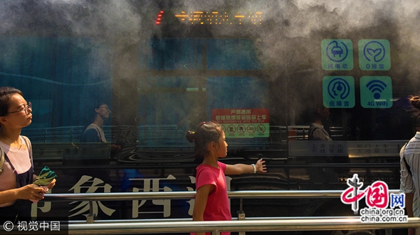 Жителей Ханчжоу спасают от жары водные распылители, установленные на остановках общественного транспорта