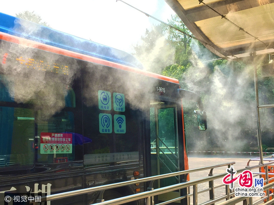 23 июля, максимальная температура в Ханчжоу достигла 41 градуса. Система водных распылителей для снижения температуры на остановке общественного транспорта «Линъинь» принесла пассажирам, ожидавшим автобус, желанную прохладу.