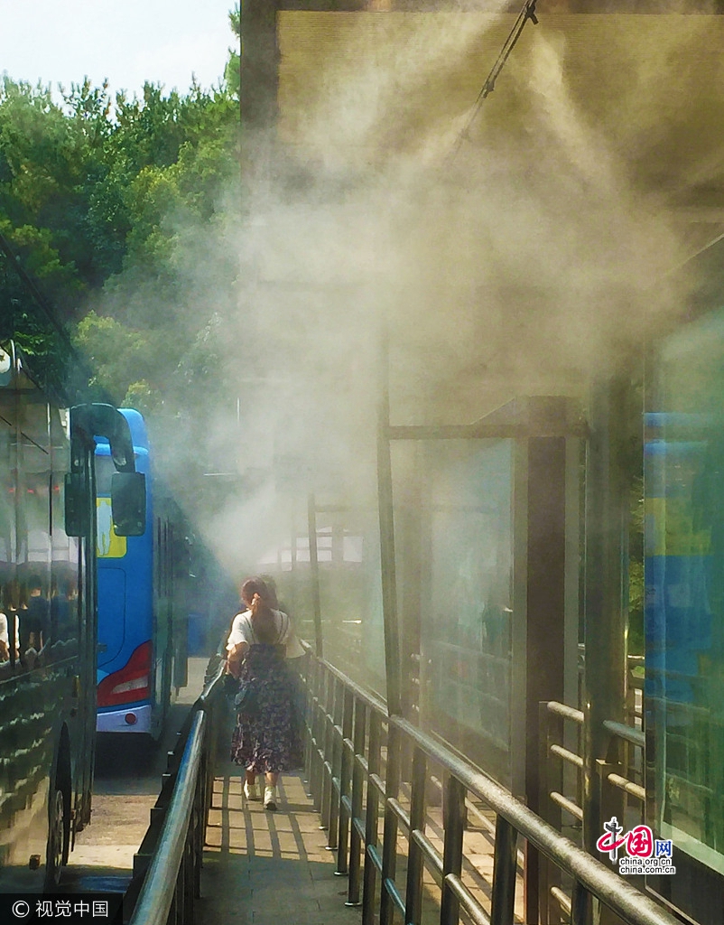 23 июля, максимальная температура в Ханчжоу достигла 41 градуса. Система водных распылителей для снижения температуры на остановке общественного транспорта «Линъинь» принесла пассажирам, ожидавшим автобус, желанную прохладу.