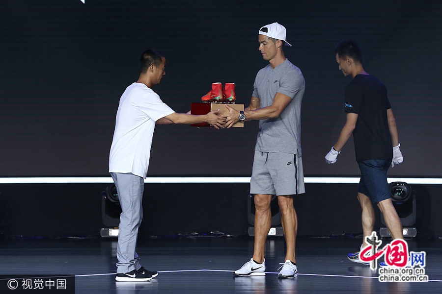 23 июля в Пекине обнародовали результаты отбора среди начальных школ на лучшие спортивные мероприятия. В награждении участвовали звезда мирового футбола Криштиану Роналду, а также китайские звезды большого спорта – Лю Сян и Ли На.