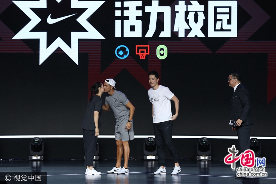 23 июля в Пекине обнародовали результаты отбора среди начальных школ на лучшие спортивные мероприятия. В награждении участвовали звезда мирового футбола Криштиану Роналду, а также китайские звезды большого спорта – Лю Сян и Ли На.