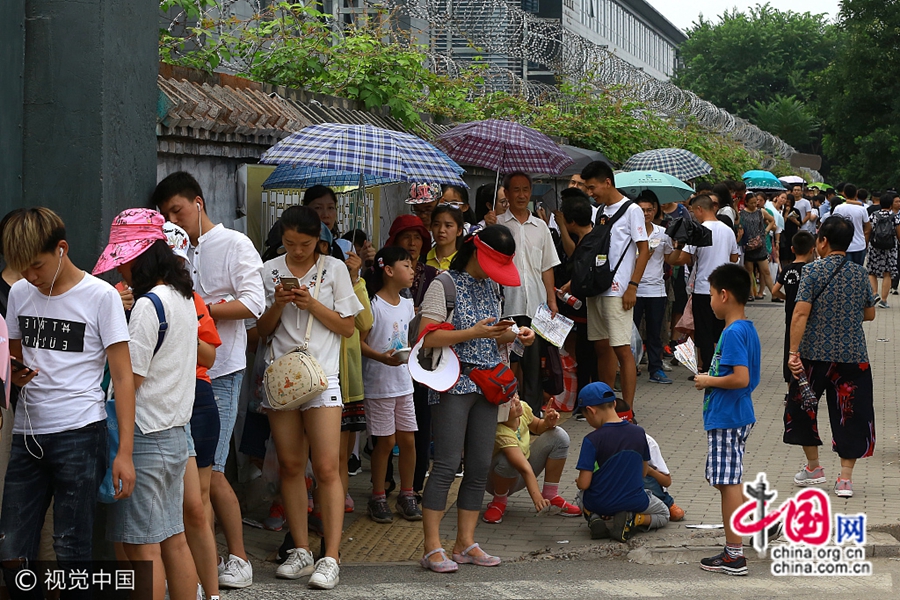 23 июля, Пекинский университет встретил пик летнего туризма. Многим туристам пришлось выстоять длинную очередь, которая растянулась на несколько сотен метров, чтобы попасть на кампус.