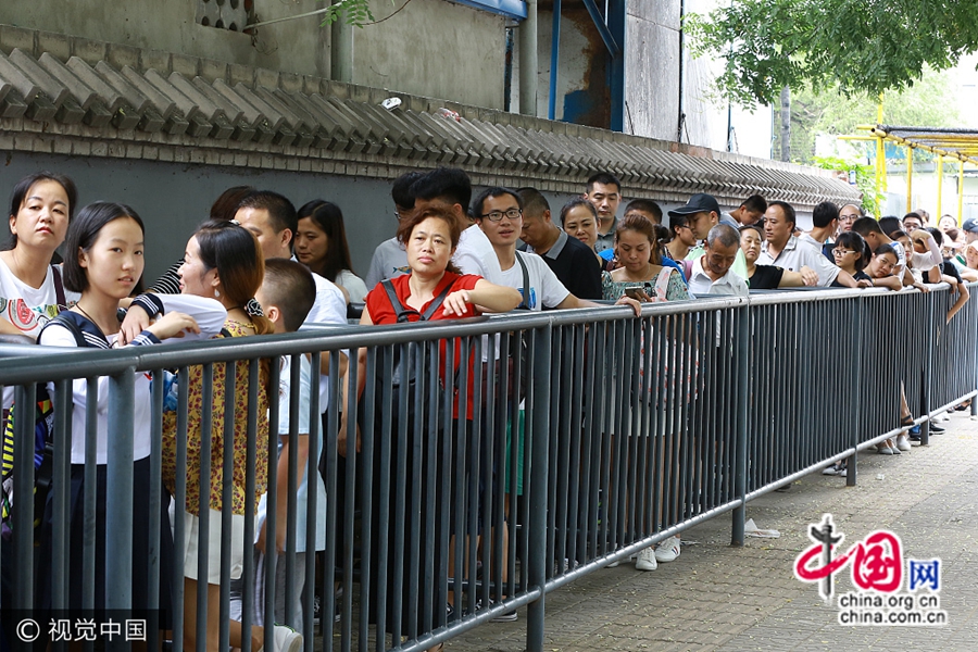 Ежегодно в июле туры по кампусам Пекинского университета и Университета Цинхуа пользуются огромной популярностью. 