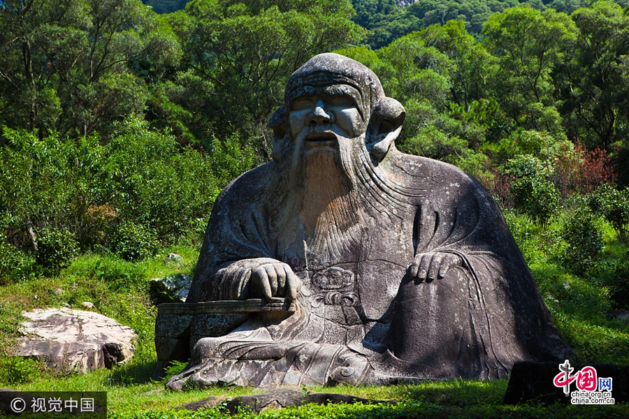 Статуя Лаоцзы в горах Цинюаньшань над Цюаньчжоу