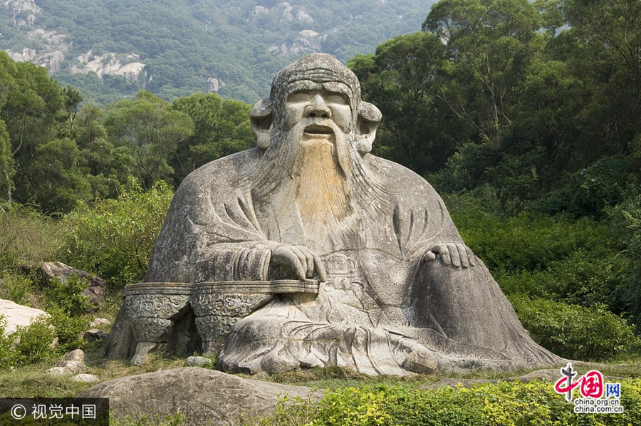 Статуя Лаоцзы в горах Цинюаньшань над Цюаньчжоу