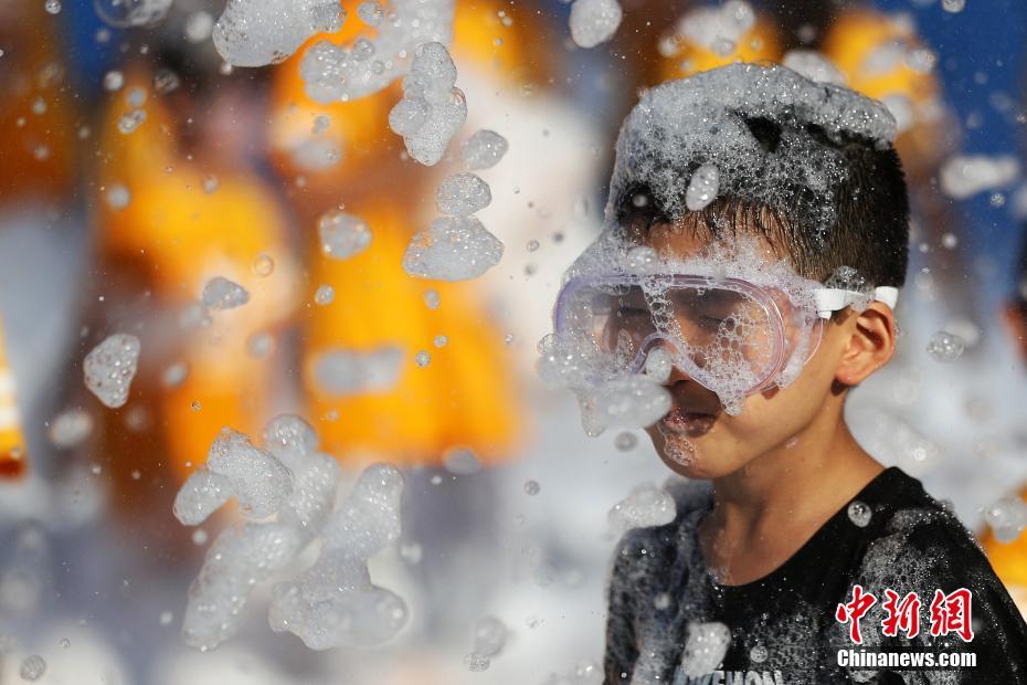 Дети в Нанкине спасаются от жары