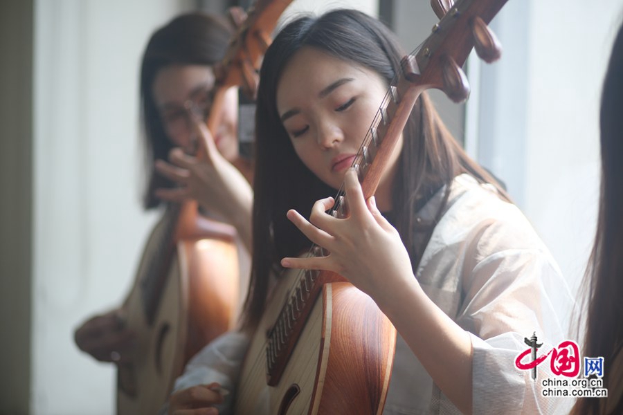 Молодой исполнитель по игре на китайском национальном струнном музыкальном инструменте Жуань: дети – надежда наследия и развития культуры национальной музыки