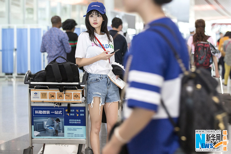 Актриса Чжан Цзяни появилась в аэропорту