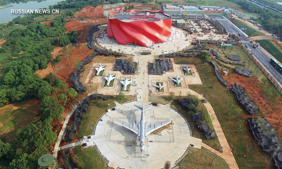 На днях специалисты компании China Construction Second Engineering Bureau приступили к завершающему этапу строительства Наньчанского выставочного центра военной техники, который в скором времени будет открыт для посетителей.