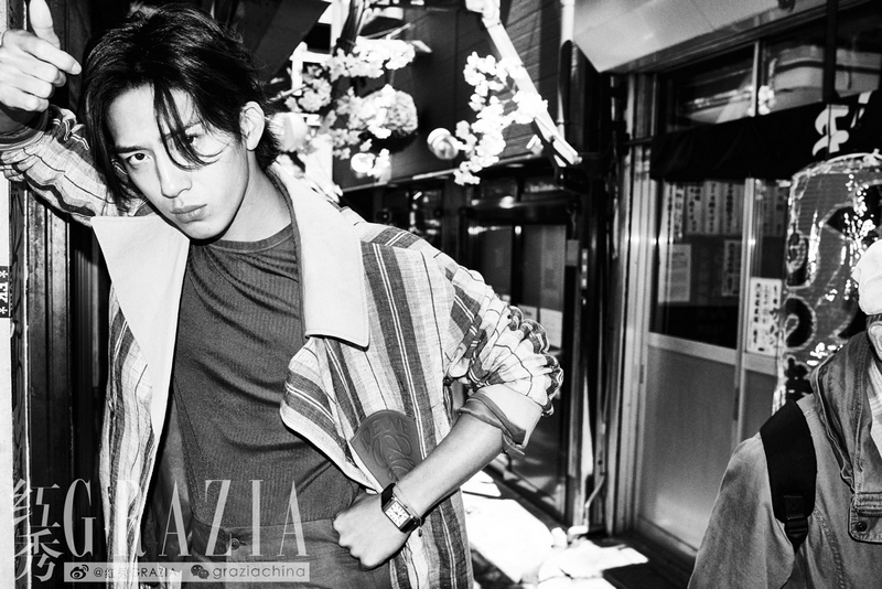 Молодой актер Цзин Божань попал на обложку модного журнала