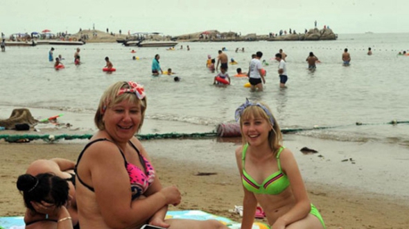 Туристы из России наслаждаются летними каникулами в Бэйдайхэ 