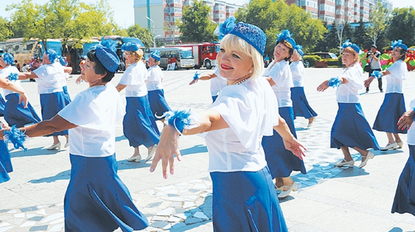 Пожилые люди из Китая и России танцуют на площади г. Хэйхэ 