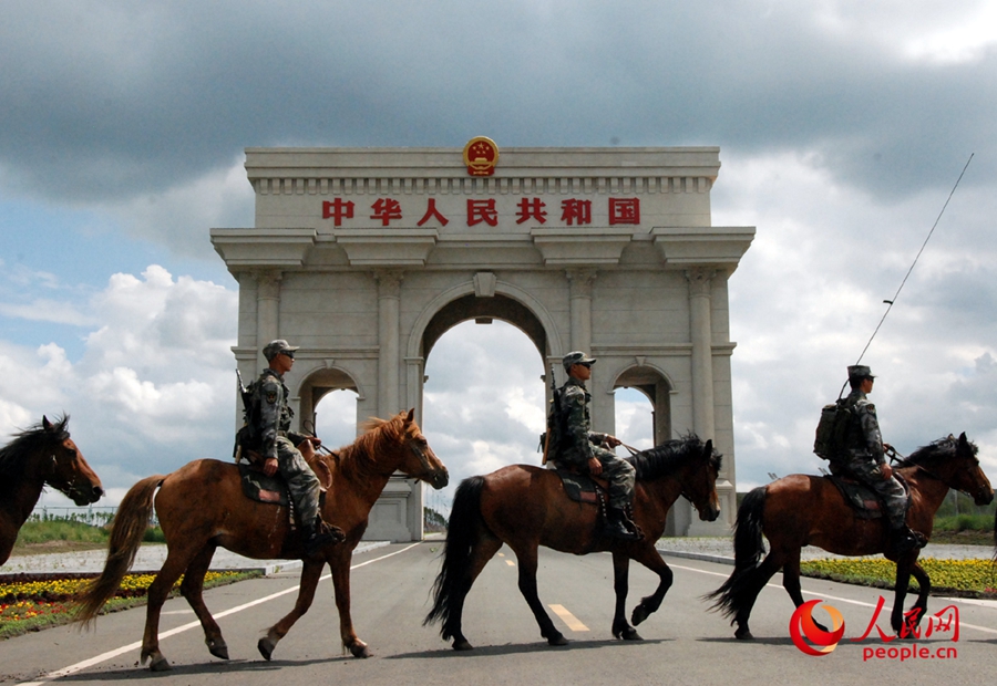 Пограничники в горах Саньцзяо проводят патрулирование на границе Китая и Монголии