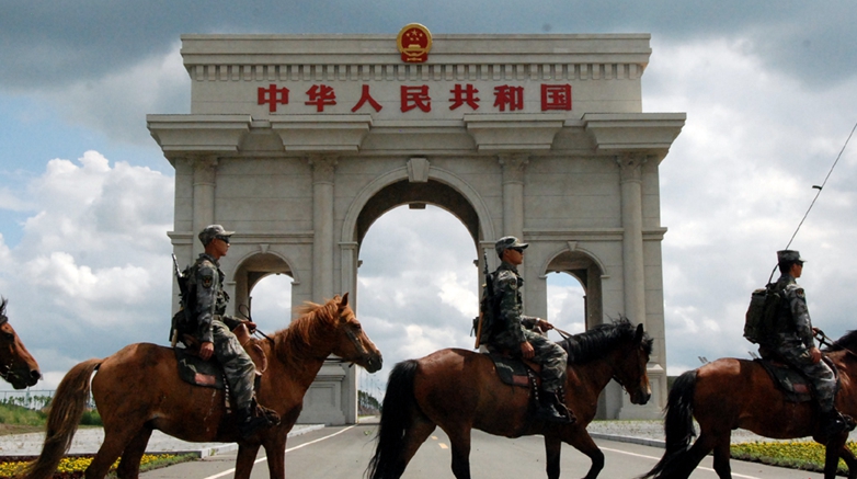 Пограничники в горах Саньцзяо проводят патрулирование на границе Китая и Монголии