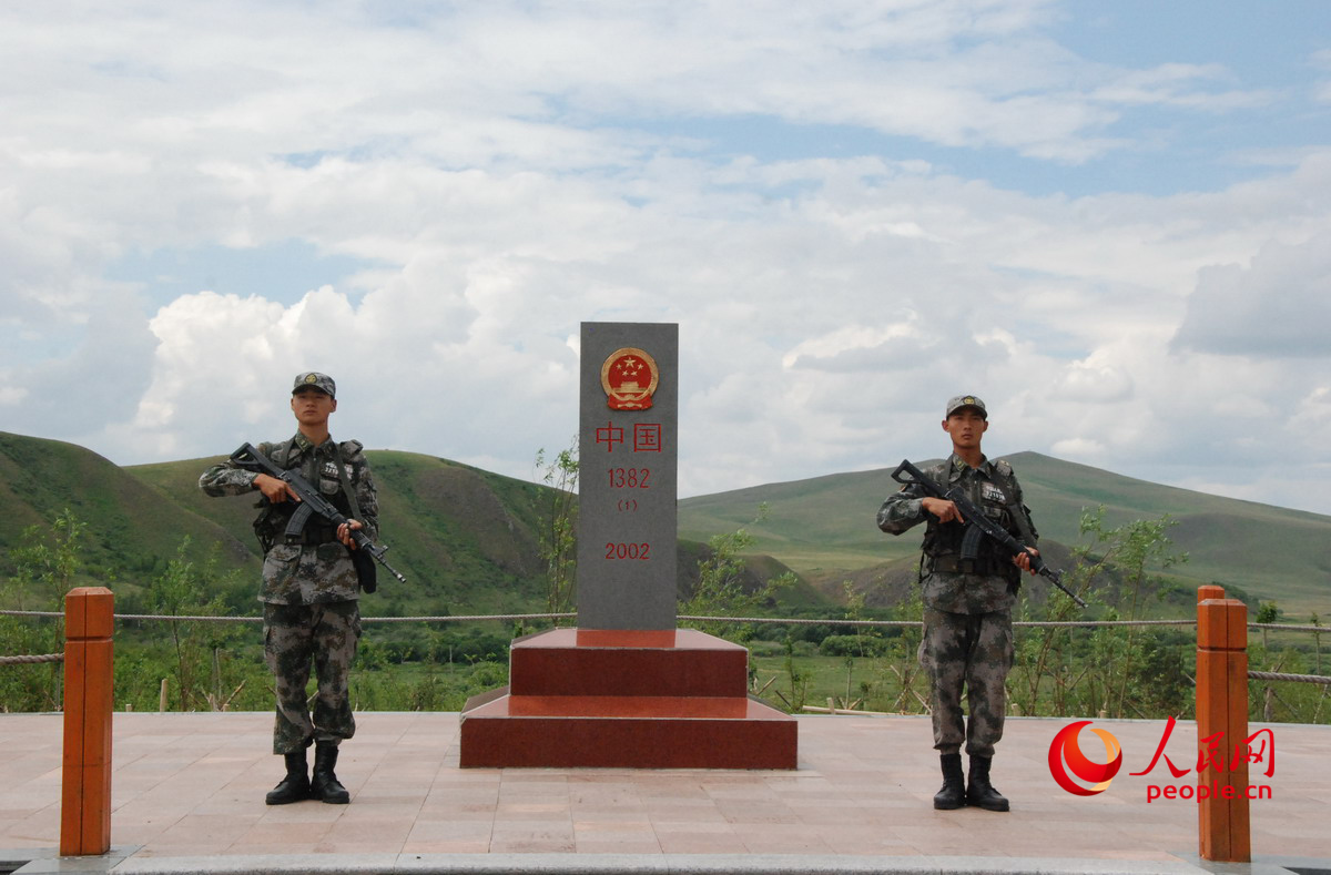 Пограничники в горах Саньцзяо проводят патрулирование на границе Китая и Монголии