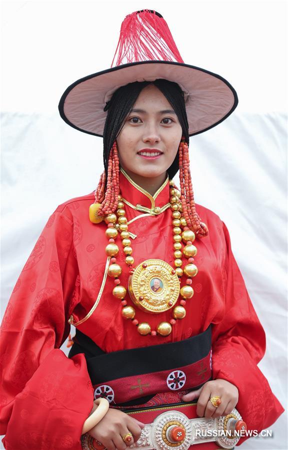 Все краски национальных тибетских костюмов на культурном фестивале 'Аньба' в уезде Даофу