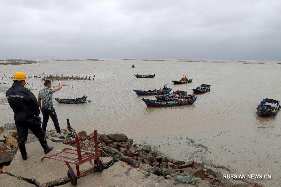 'Двойной тайфун' достиг побережья Южного Китая