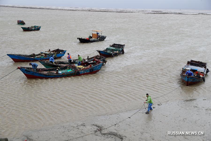 'Двойной тайфун' достиг побережья Южного Китая