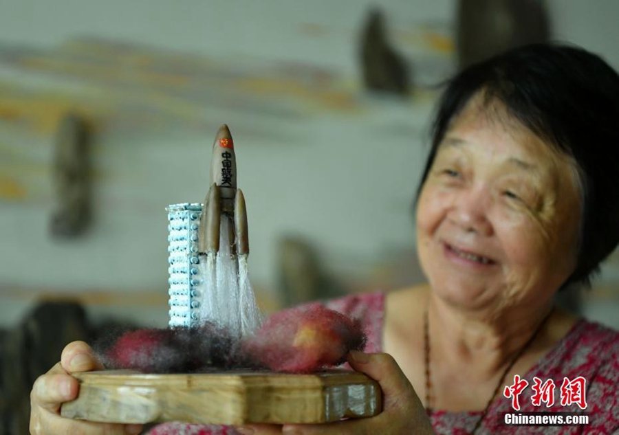70-летная женщина из провинции Хэбэй приготовила маленькие композиции из камней в честь 90-летия создания НОАК