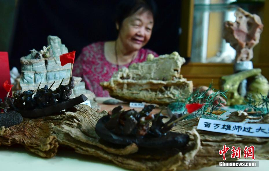 70-летная женщина из провинции Хэбэй приготовила маленькие композиции из камней в честь 90-летия создания НОАК