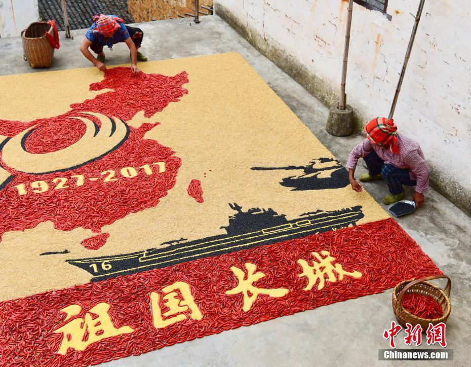 Женщины из провинции Цзянси выполнили картину в честь 90-летия основания НОАК с помощью зерен