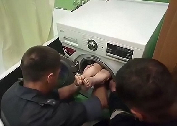 Украинские пожарные спасли застрявшего в стиральной машине ребенка 