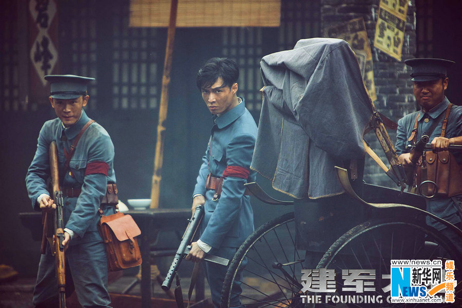 Новые кадры: певец и актер Чжан Исин (более известен как Лэй) в фильме «Создание армии» (The Founding of An Army)