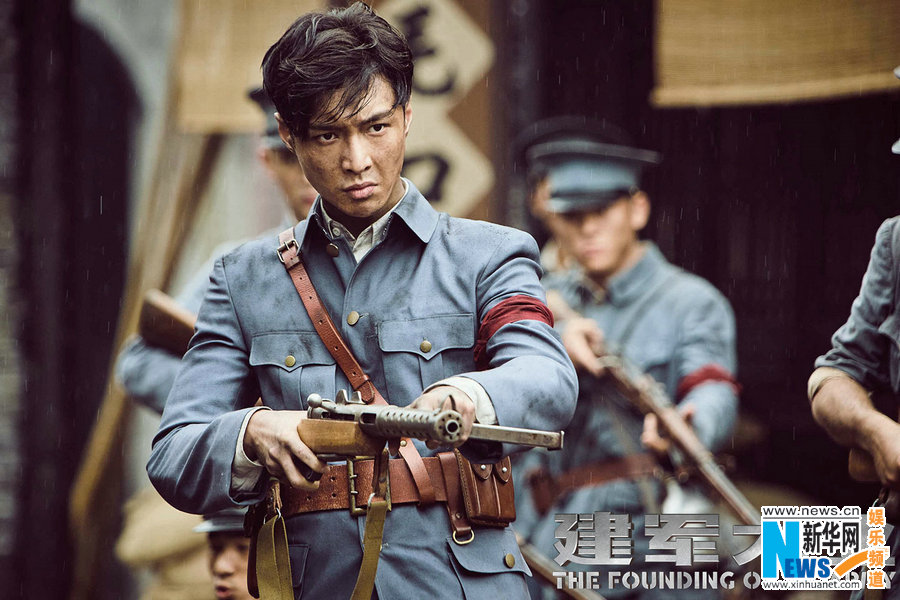Новые кадры: певец и актер Чжан Исин (более известен как Лэй) в фильме «Создание армии» (The Founding of An Army)