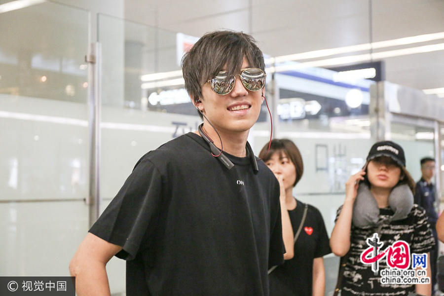 7 августа, казахстанский певец Димаш Кудайбергенов в темных очках появился в пекинском аэропорту. Димаш был одет в черную футболку и джинсы. Стройные ноги певца резко выделили его из толпы.