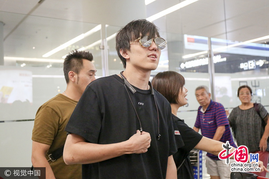 7 августа, казахстанский певец Димаш Кудайбергенов в темных очках появился в пекинском аэропорту. Димаш был одет в черную футболку и джинсы. Стройные ноги певца резко выделили его из толпы.