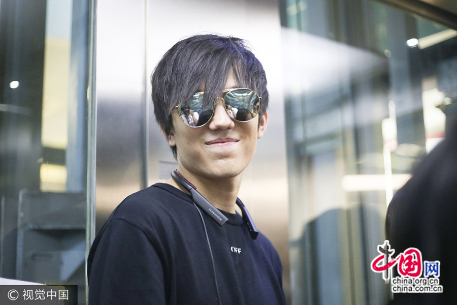 7 августа, казахстанский певец Димаш Кудайбергенов в темных очках появился в пекинском аэропорту. Димаш был одет в черную футболку и джинсы. Стройные ноги певца резко выделили его из толпы.