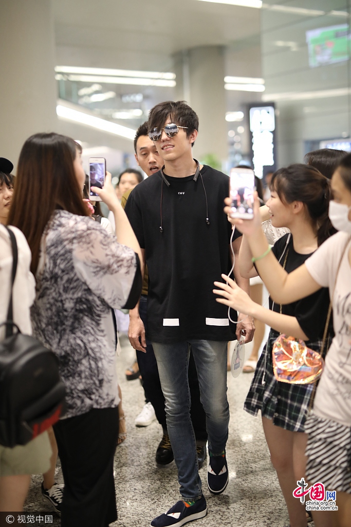 7 августа, казахстанский певец Димаш Кудайбергенов в темных очках появился в пекинском аэропорту. Димаш был одет в черную футболку и джинсы. Стройные ноги певца резко выделили его из толпы.