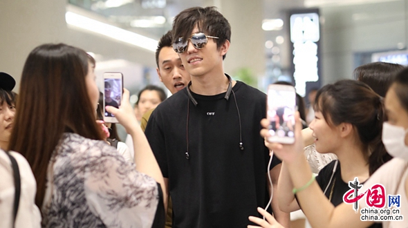 Популярный певец Димаш Кудайбергенов в пекинском аэропорту