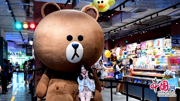 В Гуанчжоу появился гигантский медведь Браун