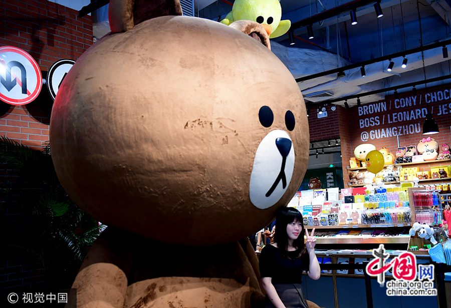 6 августа в городе Гуанчжоу провинции Гуандун появился двухметровый персонаж смайликов LINE friends – медведь Браун. Гигантский мишка настолько популярен, что местные жители выстроились в очередь, чтобы с ним сфотографироваться.