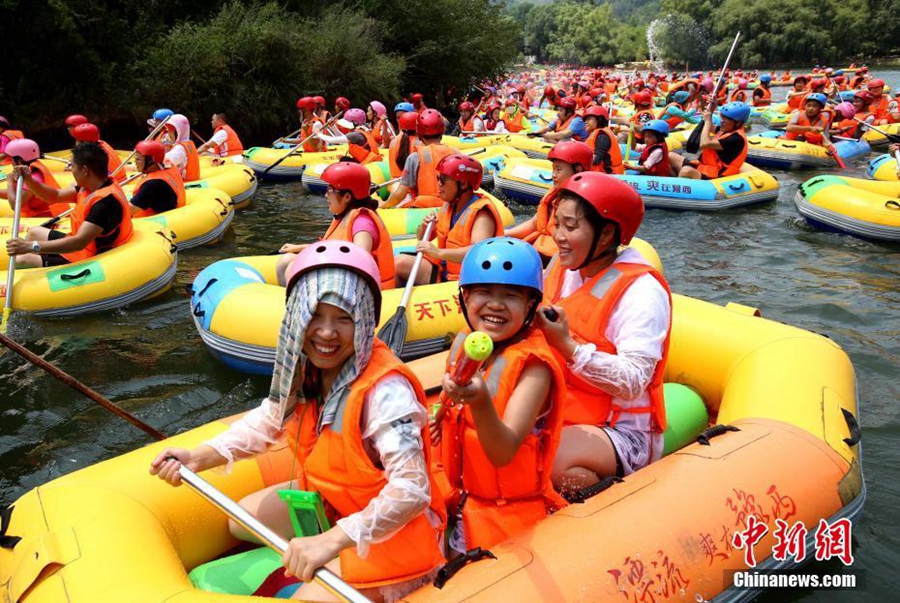 В летний зной в ущелье Саньмэнься провинции Хэнань дрейф становится популянрым