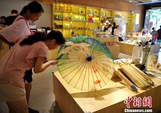 Традиционные художественные изделия в Фучжоу привлекли внимание множества посетителей