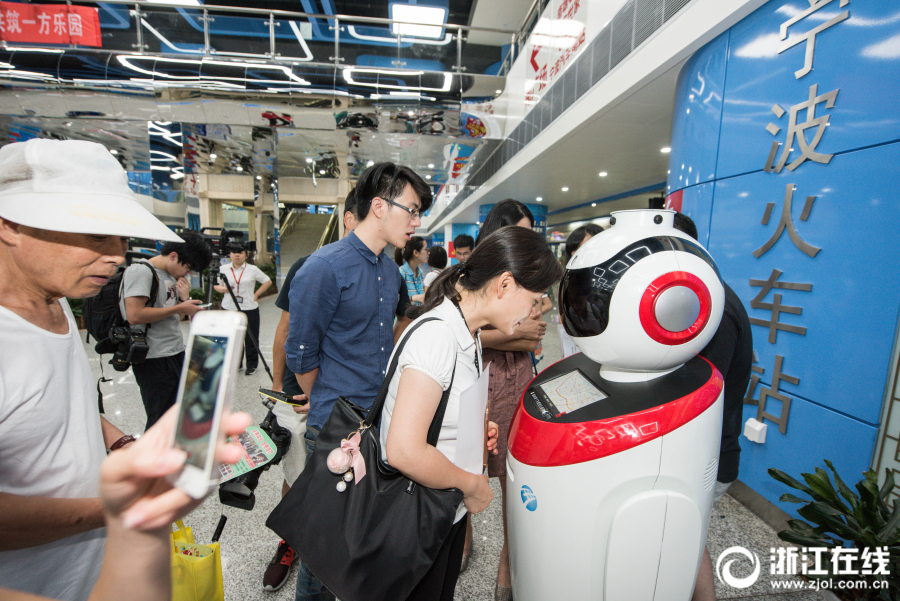 На станции метро города Нинбо появился путеводный робот