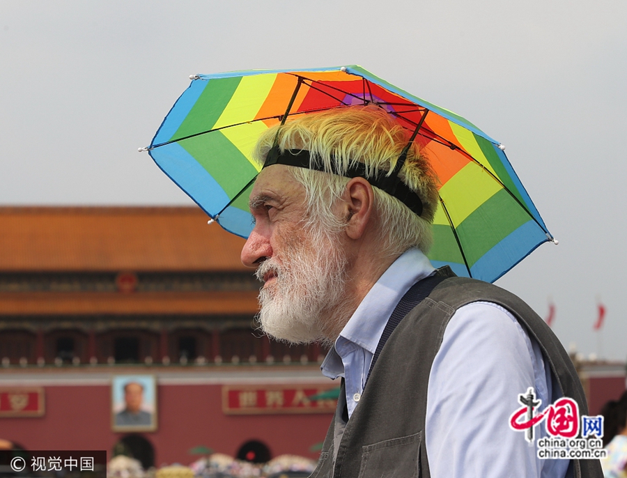 9 августа, Пекин, туристы под палящим солнцем посетили площадь Тяньаньмэнь. В этот день в Пекине солнце светило особенно яростно, максимальная температура достигла 30 градусов.