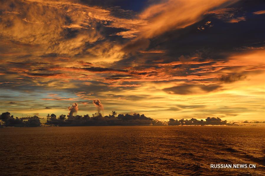 Закат над Тихим океаном с борта судна 'Кэсюэ'