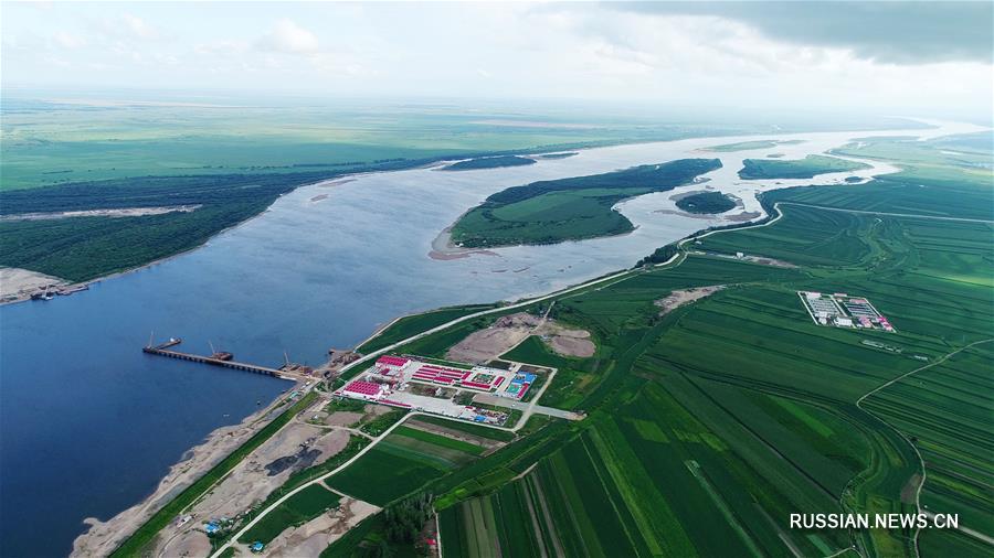 Строящийся автодорожный мост через китайско-российскую пограничную реку Хэйлунцзян