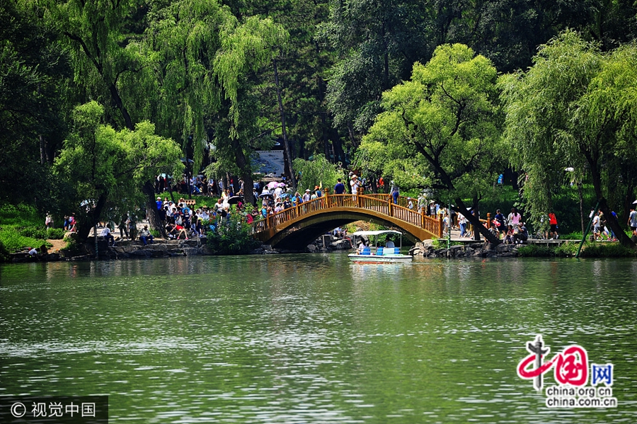 10 августа летнюю резиденцию Бишушаньчжуан наводнили туристы. Стало известно, что июль и август являются разгаром туристического сезона для этой достопримечательности.