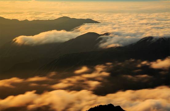 Красивые пейзажи гор Хуаншань: море облаков после дождя