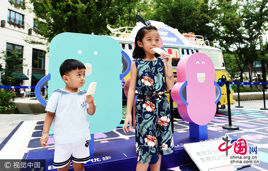 13 августа, в г. Ханчжоу UBER провел необычный промоушен в одном из торговых центров с помощью машины мороженого. 