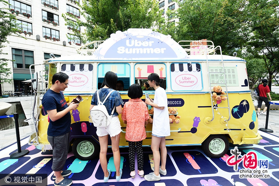 Компания пригласила жителей бесплатно попробовать популярное в Интернете мороженое. 