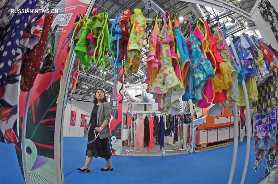 В среду в городе Синчэн провинции Ляонин /Северо-Восточный Китай/ открылась трехдневная 6-я Китайская международная выставка купальников. 