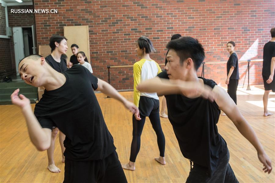 Группа студентов Шанхайской театральной академии приехала этим летом в Москву, чтобы принять участие в работе двухнедельной Летней школы в Российском институте театрального искусства /ГИТИС/. 