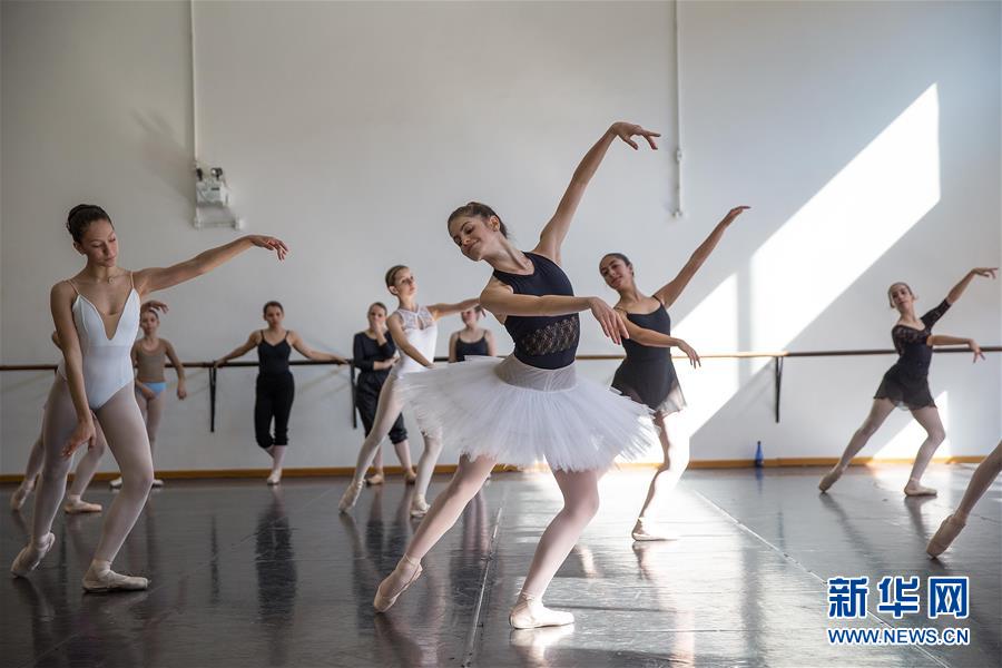 Позволить детям из бедных семей реализовать мечту о балете : о работе Школы московского Большого театра в Бразилии