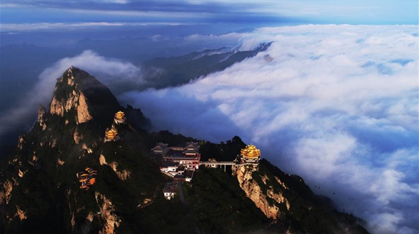 Вид на гору Лаоцзюньшань в пелене облаков