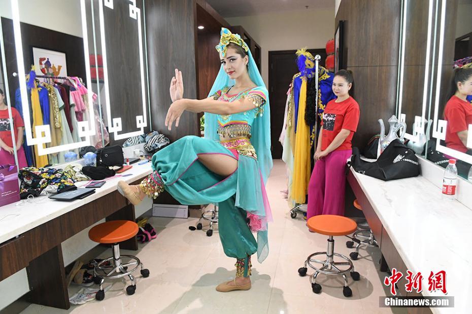 В танцевальной драме «Цветной дождь Шелкового пути» участвуют иностранные артисты